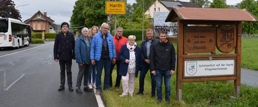 Gehen in den nächsten Tagen auf die Bereisung im Kreis Paderborn – (v.l.) Vorsitzender der Kommission und Kreisheimatpfleger Michael Pavlicic, Christa Glaen (für den Bereich Landwirtschaft), Erika Schumacher vom Kreiskulturamt, Kreisgärtnermeister Hans-Hubert Rodenbröker, Heinz-Josef Struckmeier als Organisator aus dem Kulturamt des Kreises und Mitglied der Bewertungskommission, Kornelia Wegener, Vorsitzende vom Kreislandfrauenverbandes Paderborn Büren, Norbert Knaup von der Kreishandwerkerschaft und Mathias Hartig von der Bezirksregierung Detmold